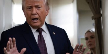 도널드 트럼프 미국 대통령이 지난 1월 22일 스위스 다보스에서 열린 세계경제포럼(WEF) 참석 후 미국으로 향하는 대통령 전용기 내에서 기자들과 대화하고 있다. [로이터]