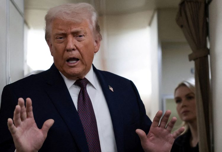 도널드 트럼프 미국 대통령이 지난 22일 스위스 다보스에서 열린 세계경제포럼(WEF) 참석 후 미국으로 향하는 대통령 전용기 내에서 기자들과 대화하고 있다. [로이터]