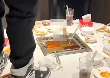 지난해 2월 10대 소년이 훠궈 냄비에 소변을 보고 있는 장면. 사진 엑스 캡처