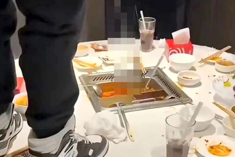 지난해 2월 10대 소년이 훠궈 냄비에 소변을 보고 있는 장면. 사진 엑스 캡처