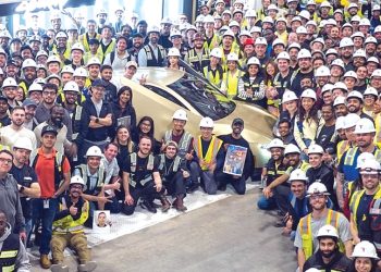 기가팩토리 직원들이 첫 출고차와 함께 자축하고 있다. [테슬라 제공]