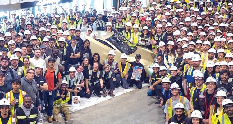 기가팩토리 직원들이 첫 출고차와 함께 자축하고 있다. [테슬라 제공]