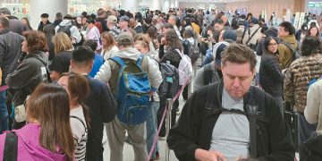 지난달 30일 인천국제공항 제2여객터미널이 입국객들로 크게 붐비고 있다. [독자 제공]