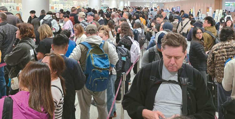 지난달 30일 인천국제공항 제2여객터미널이 입국객들로 크게 붐비고 있다. [독자 제공]