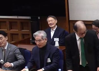 윤석열 전 대통령이 19일 서초구 서울중앙지방법원에서 열린 12·3 비상계엄 관련 내란 우두머리 혐의 1심 선고공판에 출석해 있다. 이날 서울중앙지법 형사합의25부(지귀연 부장판사)는 윤 전 대통령에게 무기징역을 선고했다. 연합뉴스