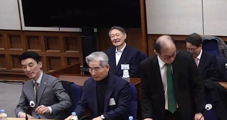 윤석열 전 대통령이 19일 서초구 서울중앙지방법원에서 열린 12·3 비상계엄 관련 내란 우두머리 혐의 1심 선고공판에 출석해 있다. 이날 서울중앙지법 형사합의25부(지귀연 부장판사)는 윤 전 대통령에게 무기징역을 선고했다. 연합뉴스