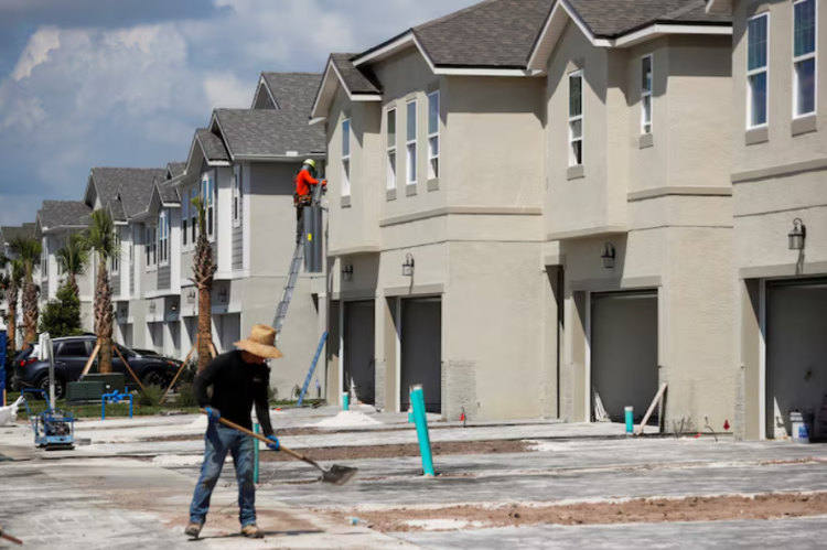 2021년 플로리다주 탬파에서 한 공사 인부가 타운하우스 건설 현장에서 작업하고 있다. [로이터]