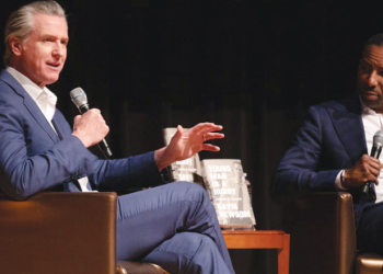 개빈 뉴섬(왼쪽) 주지사가 지난 16일 조지아주 애틀랜타에서 열린 자신의 회고록 북 투어 행사에서 안드레 디킨스 애틀랜타 시장과 대화를 나누고 있다. [NBC4 캡처]