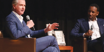 개빈 뉴섬(왼쪽) 주지사가 지난 16일 조지아주 애틀랜타에서 열린 자신의 회고록 북 투어 행사에서 안드레 디킨스 애틀랜타 시장과 대화를 나누고 있다. [NBC4 캡처]