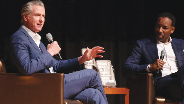 개빈 뉴섬(왼쪽) 주지사가 지난 16일 조지아주 애틀랜타에서 열린 자신의 회고록 북 투어 행사에서 안드레 디킨스 애틀랜타 시장과 대화를 나누고 있다. [NBC4 캡처]