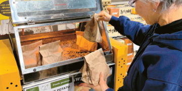 LA 한인타운 H마트 매장에서 한 고객이 군고구마를 구매하고 있다.