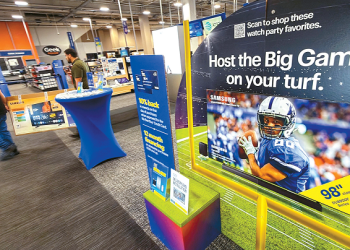 수퍼보울을 맞아 대형 TV 할인 행사를 진행하고 있는 LA 라브레아 베스트바이 매장. 김상진 기자