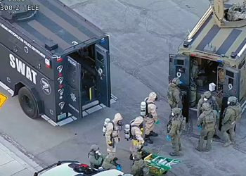 SWAT 대원들이 불법 바이오 실험실로 추정되는 한 주택을 급습하고 있다. [라스베이거스경찰국 제공]