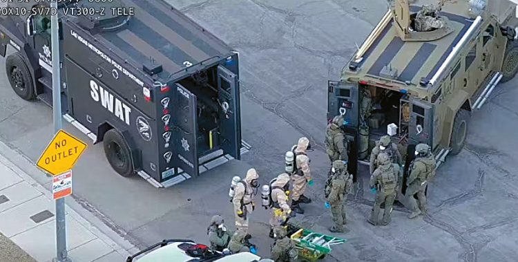 SWAT 대원들이 불법 바이오 실험실로 추정되는 한 주택을 급습하고 있다. [라스베이거스경찰국 제공]