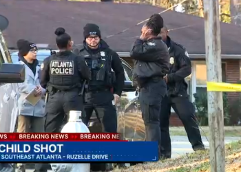 사건이 발생한 주택가에 애틀랜타 경찰이 출동했다. [WSB-TV 보도영상 캡처]