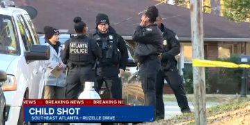 사건이 발생한 주택가에 애틀랜타 경찰이 출동했다. [WSB-TV 보도영상 캡처]