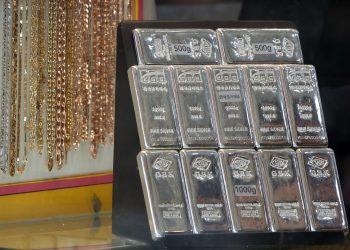 전문가들은 향후 은값에 대해 단기적으론 변동성에 유의하고 장기적으론 수급 불균형에 따른 가격 상승을 고려하라고 조언했다. 연합뉴스