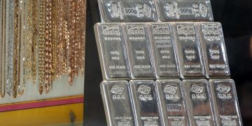 전문가들은 향후 은값에 대해 단기적으론 변동성에 유의하고 장기적으론 수급 불균형에 따른 가격 상승을 고려하라고 조언했다. 연합뉴스