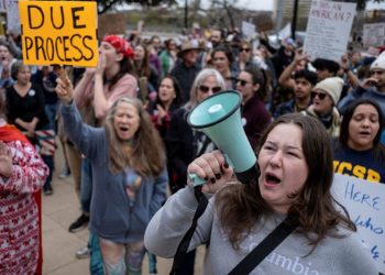 케이티 몬토야 씨가 1월 20일 텍사스주 오스틴에서 오스틴 시가 ICE 요원들과 협력하는 것에 반대하는 시위를 벌이고 있다. [로이터]