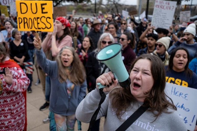 케이티 몬토야 씨가 1월 20일 텍사스주 오스틴에서 오스틴 시가 ICE 요원들과 협력하는 것에 반대하는 시위를 벌이고 있다. [로이터]