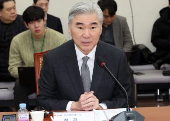 성김 현대자동차그룹 사장이 24일 국회에서 열린 국민의힘 대미투자특별법안 관련 경제계 조찬간담회에서 인사말을 하고 있다. 연합뉴스