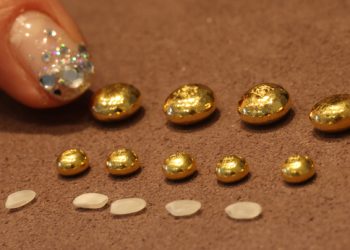 서울 종로구 귀금속 거리 한 금은방에서 관계자가 한 돈(3.75ｇ), 1ｇ 콩알금 크기를 쌀알과 비교해 설명하고 있다. 연합뉴스.