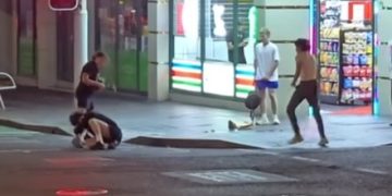 지난 18일(현지시간) 호주 시드니 도심 길거리에서 신원 미상의 남성 3명이 20대 한국인 청년을 공격하는 장면. 바닥에 쓰러져 있는 한국인을 한 남성이 망치로 가격하고 있다. [인스타그램 캡처