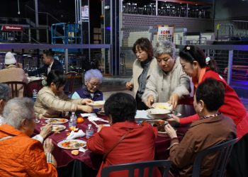 17일 둘루스 콜로세움에서 열린 한인회 설맞이 떡국 나눔 잔치. 장채원 기자