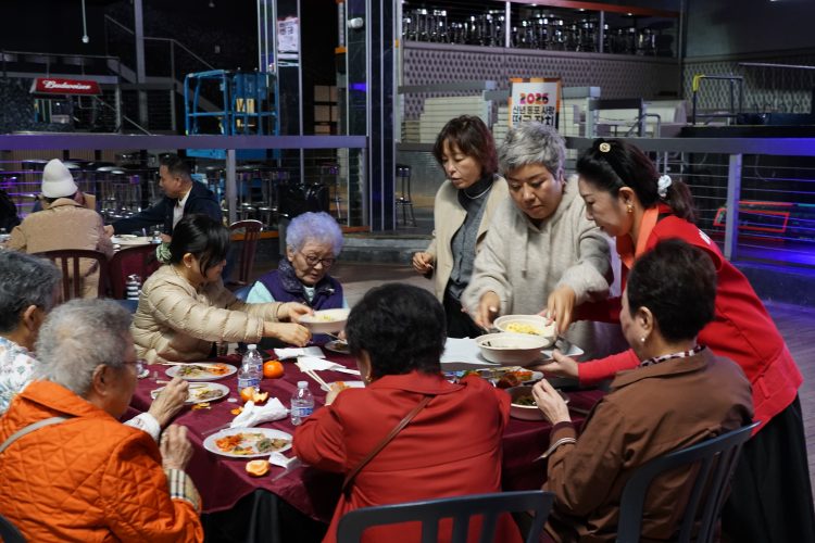 17일 둘루스 콜로세움에서 열린 한인회 설맞이 떡국 나눔 잔치. 장채원 기자