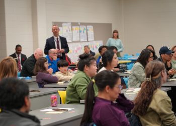 26일 열린 공청회에 참석한 주민들이 기지국 설치에 관한 교육 당국의 설명을 듣고 있다. 장채원 기자