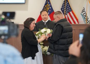 코리 씨가 혼인 서약 후 아내에게 결혼 반지를 끼워주고 있다. 장채원 기자