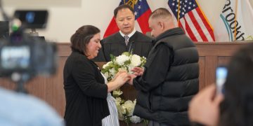 코리 씨가 혼인 서약 후 아내에게 결혼 반지를 끼워주고 있다. 장채원 기자