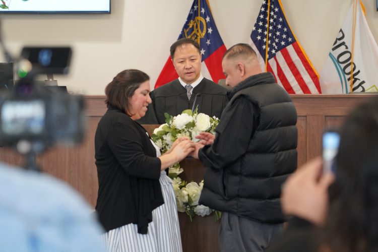 코리 씨가 혼인 서약 후 아내에게 결혼 반지를 끼워주고 있다. 장채원 기자