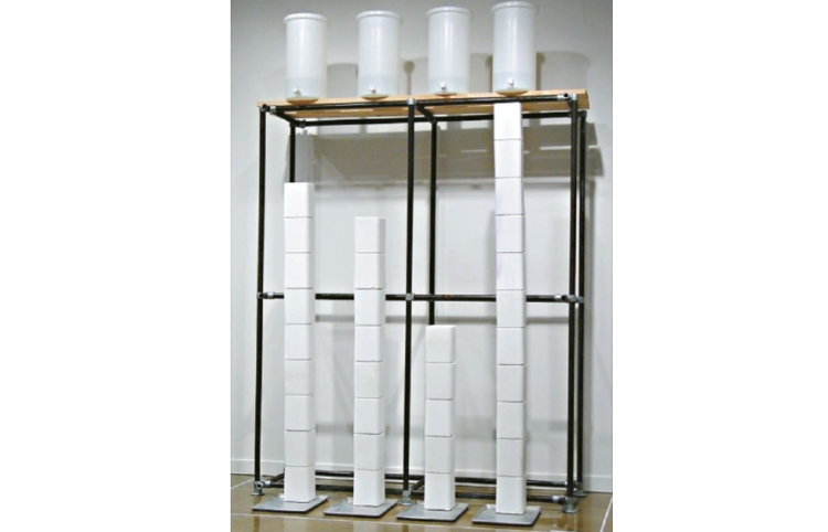 무너진 대형 설치물인 위대함의 염도. [한화문화재단 제공]