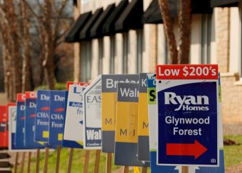 사우스캐롤라이나주 요크 카운티의 신규 개발 단지에 새로 지은 주택을 광고하는 표지판들이 세워져 있다. [로이터]