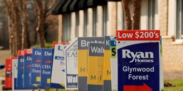 사우스캐롤라이나주 요크 카운티의 신규 개발 단지에 새로 지은 주택을 광고하는 표지판들이 세워져 있다. [로이터]