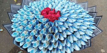 케냐 나이로비에서 지난해 11월 26일 지폐를 접어 만든 ‘돈 꽃다발’이 길가 노점에 진열돼 판매되고 있다. [로이터]