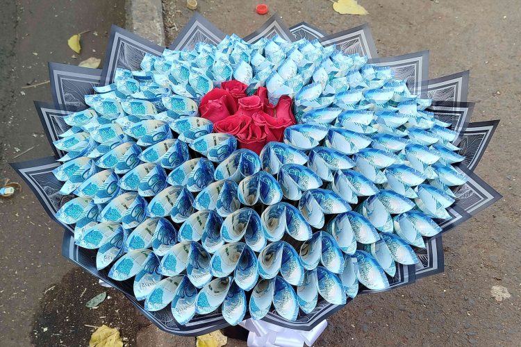 케냐 나이로비에서 지난해 11월 26일 지폐를 접어 만든 ‘돈 꽃다발’이 길가 노점에 진열돼 판매되고 있다. [로이터]