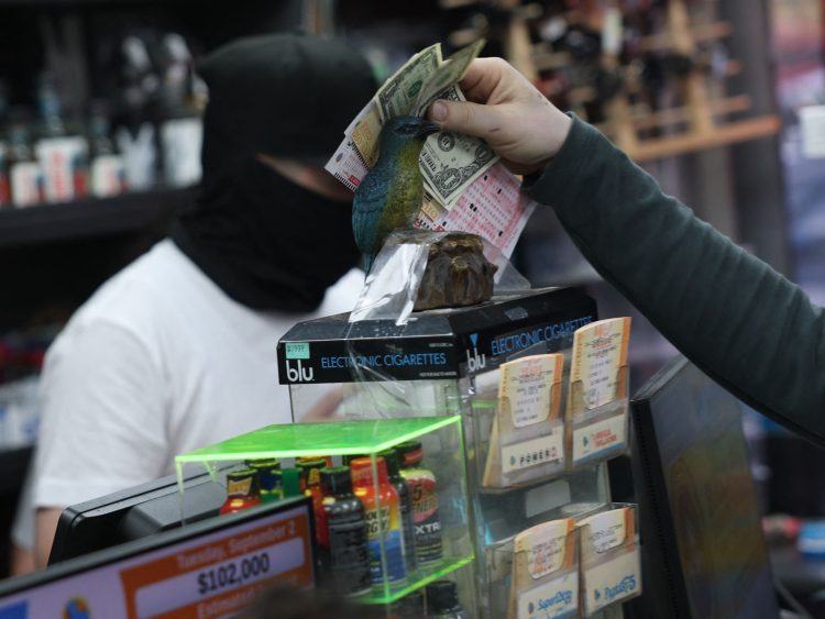 로또를 구매하고 있는 사람. AFP=연합뉴스