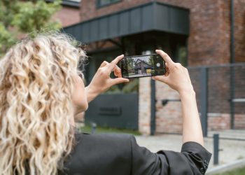 올해부터 부동산 매물 사진을 인공지능 등을 이용해 바꿨을 경우 이를 알려야 한다.