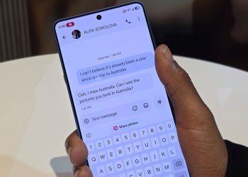 갤럭시S26 시리즈에는 인공지능(AI)가 대화 맥락과 상황을 학습해 필요한 정보를 적재적소에 제안하는 '나우넛지' 기능이 새로 적용됐다. "호주 여행 사진을 볼 수 있냐"고 상대방이 질문하자, AI가 관련 사진을 찾아 '사진 공유(Share photos)'를 제안한다. 이영근 기자