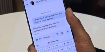 갤럭시S26 시리즈에는 인공지능(AI)가 대화 맥락과 상황을 학습해 필요한 정보를 적재적소에 제안하는 '나우넛지' 기능이 새로 적용됐다. "호주 여행 사진을 볼 수 있냐"고 상대방이 질문하자, AI가 관련 사진을 찾아 '사진 공유(Share photos)'를 제안한다. 이영근 기자