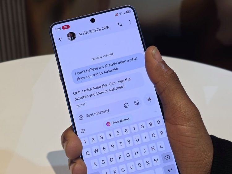 갤럭시S26 시리즈에는 인공지능(AI)가 대화 맥락과 상황을 학습해 필요한 정보를 적재적소에 제안하는 '나우넛지' 기능이 새로 적용됐다. "호주 여행 사진을 볼 수 있냐"고 상대방이 질문하자, AI가 관련 사진을 찾아 '사진 공유(Share photos)'를 제안한다. 이영근 기자