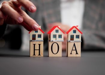 플로리다주의 한 주택소유주협회(HOA) 관리자가 5년 동안 주민들을 속여 최대 100만 달러가 넘는 돈을 빼돌린 혐의로 경찰 조사를 받고 있다. [출처 셔터스톡]