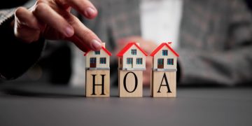 플로리다주의 한 주택소유주협회(HOA) 관리자가 5년 동안 주민들을 속여 최대 100만 달러가 넘는 돈을 빼돌린 혐의로 경찰 조사를 받고 있다. [출처 셔터스톡]