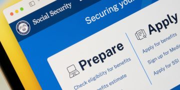 사회보장국(SSA)이 직접 해외 출입국 기록을 확인할 수 있게 되면서 파장이 일고 있다. [출처 셔터스톡]