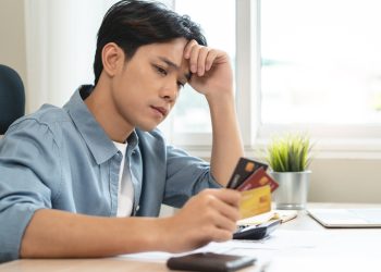 성인 절반 이상이 재정적으로 기대에 미치지 못한다고 느끼는 것으로 나타났다. [출처 셔터스톡]