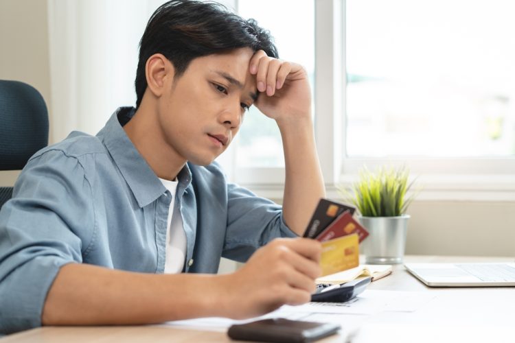 성인 절반 이상이 재정적으로 기대에 미치지 못한다고 느끼는 것으로 나타났다. [출처 셔터스톡]