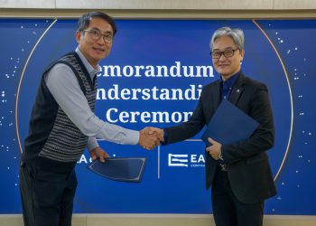 피터 김(왼쪽) 이스턴 대표와 남준우 AA아키그룹 미국법인장이 업무협약을 맺은 후 악수하고 있다. [이스턴 제공]