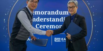 피터 김(왼쪽) 이스턴 대표와 남준우 AA아키그룹 미국법인장이 업무협약을 맺은 후 악수하고 있다. [이스턴 제공]